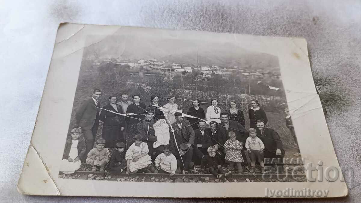 Photo Stob Men, women and children above the village 1938