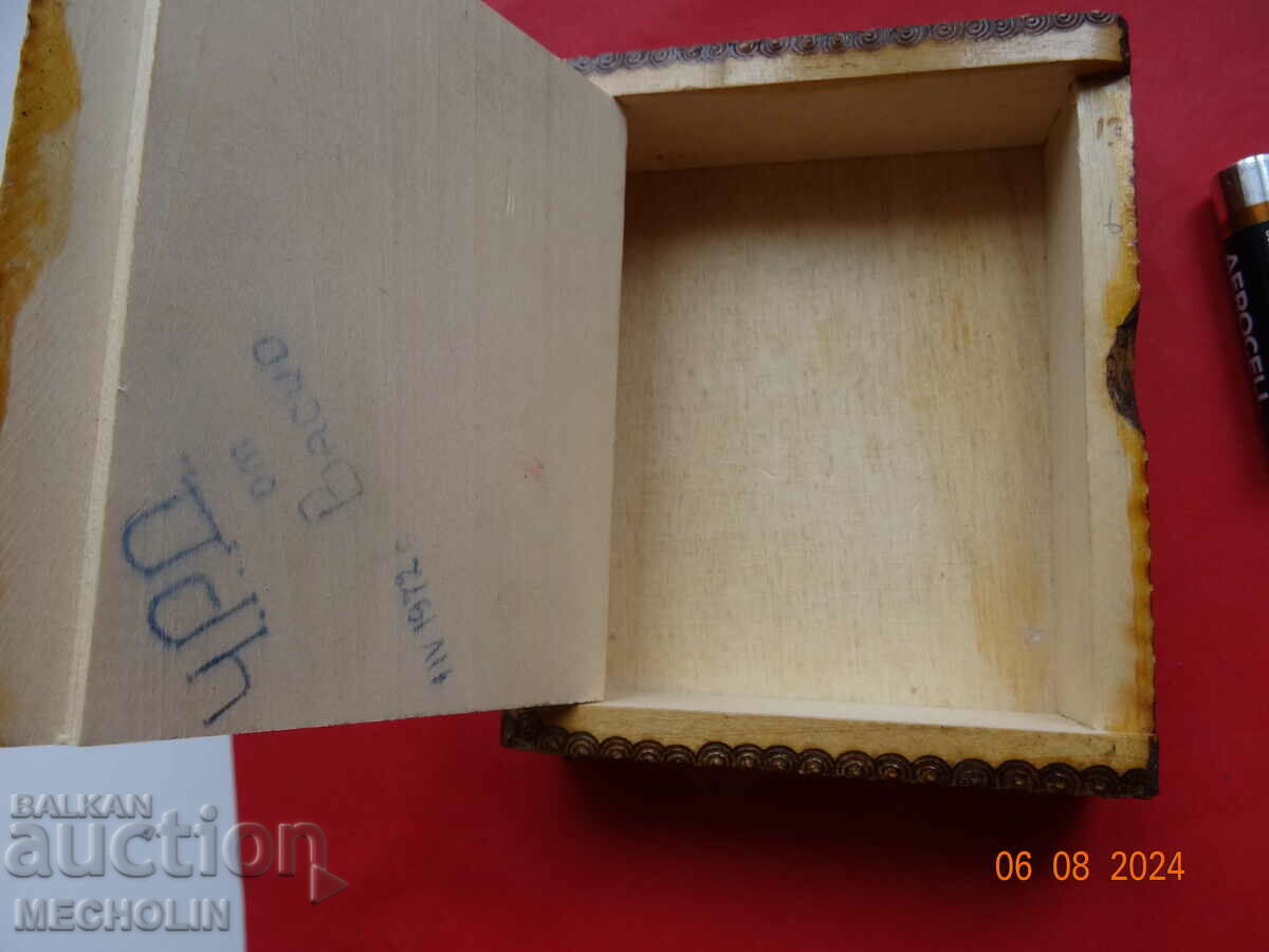 Auction AN OLD BOX OF CRUSHED TOBACCO Auction AN OLD BOX OF CRUSHED TOBACCO