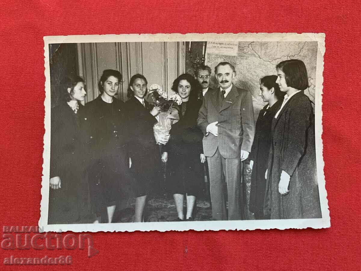 Georgi Dimitrov schoolgirls head office old photo Georgi Dimitrov schoolgirls head office old photo