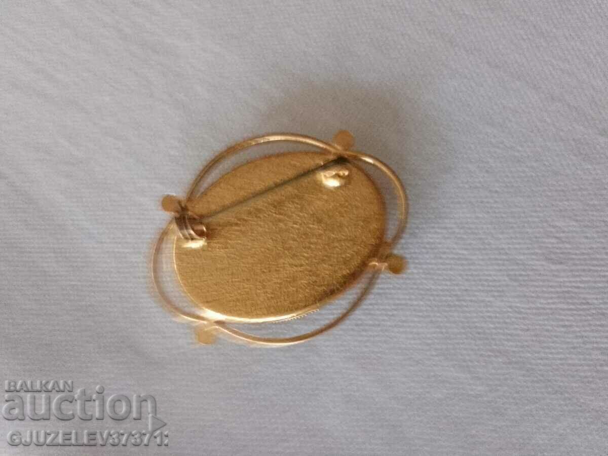 Auction Brass brooch with a dark green variety of agate Auction Brass brooch with a dark green variety of agate