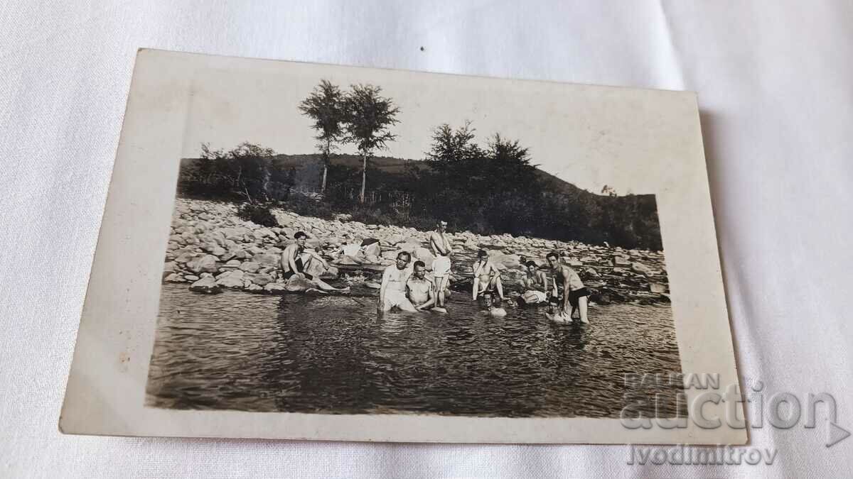 Photo Men in retro swimwear bathing in the sea