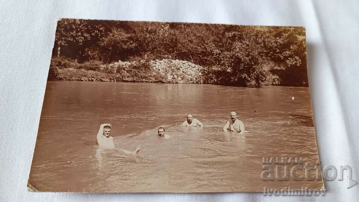 Photo Men in retro swimwear bathing in the sea