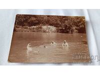 Photo Men in retro swimwear bathing in the sea