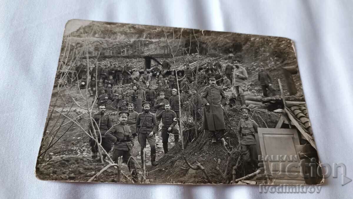 Foto Ofițeri și militari în fața pirogurilor de pe frontul P.S.V