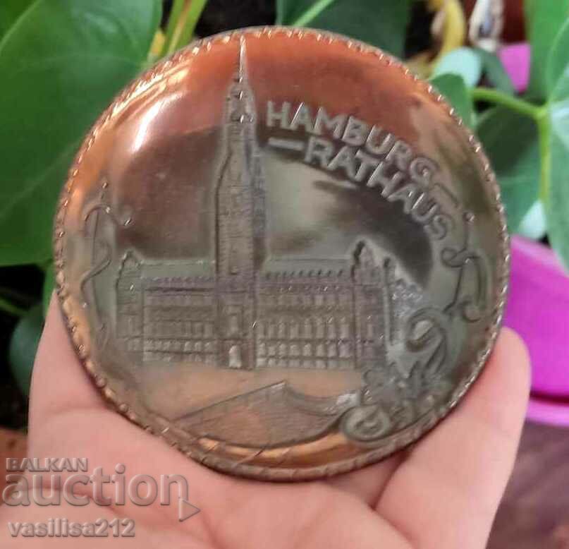 Delivery of A metal saucer Delivery of A metal saucer