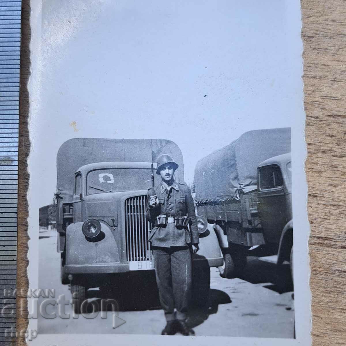 Opel Blitz 1942 soldat cu cască fotografie regală