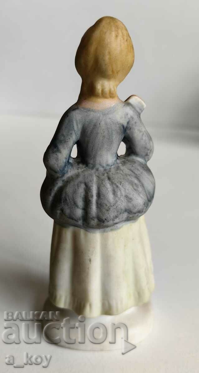 Auction PORCELAIN STATUETTE FIGURE OF A HEALTHY WOMAN Auction PORCELAIN STATUETTE FIGURE OF A HEALTHY WOMAN