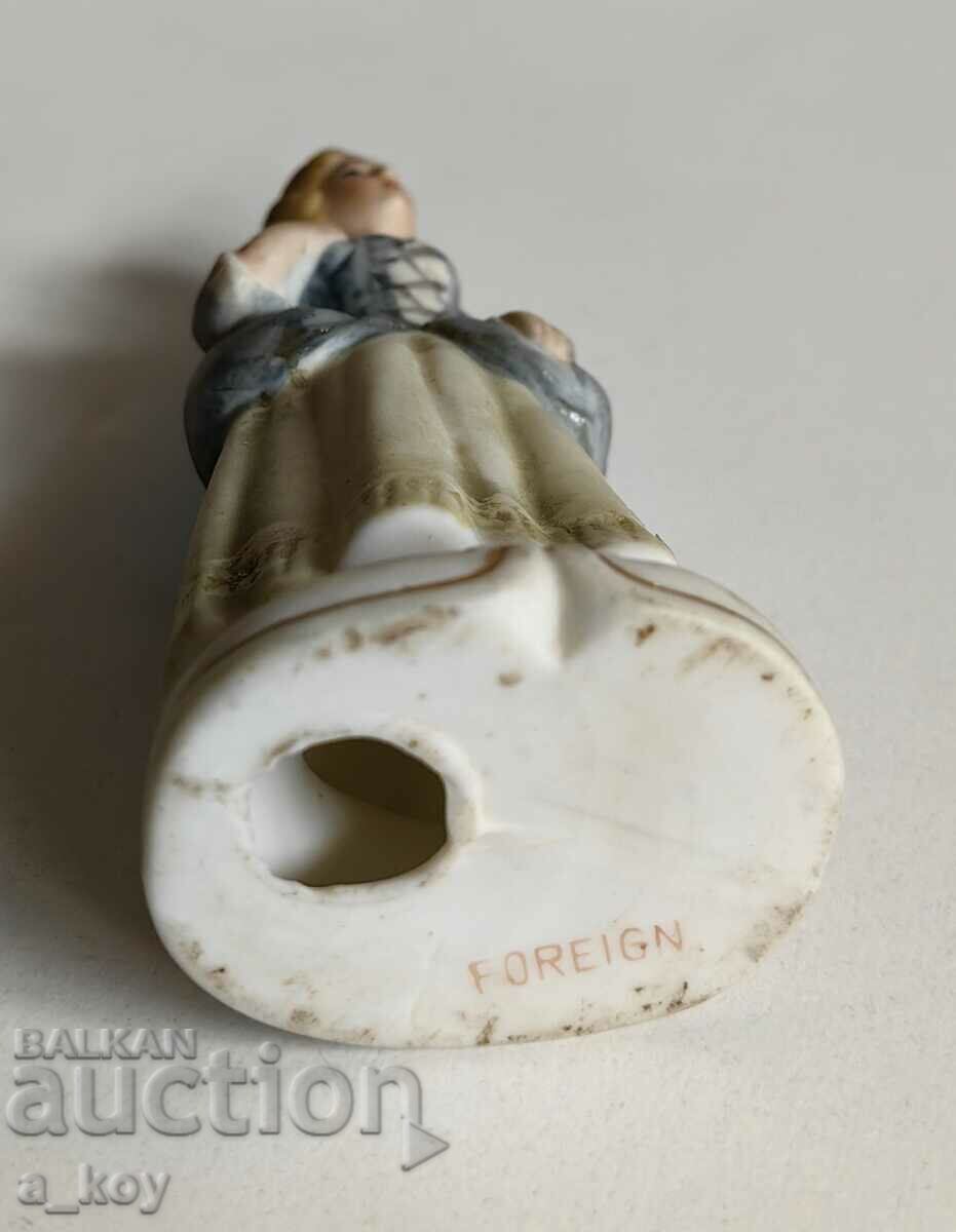 PORCELAIN STATUETTE FIGURE OF A HEALTHY WOMAN - 5 PORCELAIN STATUETTE FIGURE OF A HEALTHY WOMAN - 5