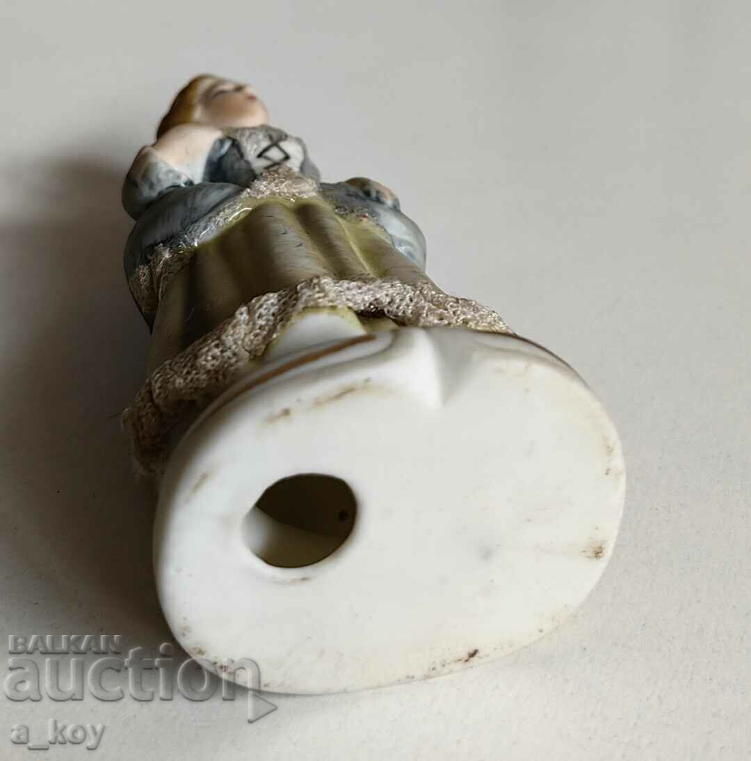 PORCELAIN STATUETTE FIGURE OF A HEALTHY WOMAN - 6 PORCELAIN STATUETTE FIGURE OF A HEALTHY WOMAN - 6