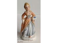 PORCELAIN STATUETTE FIGURE OF A HEALTHY WOMAN