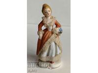 PORCELAIN STATUETTE FIGURE OF A HEALTHY WOMAN