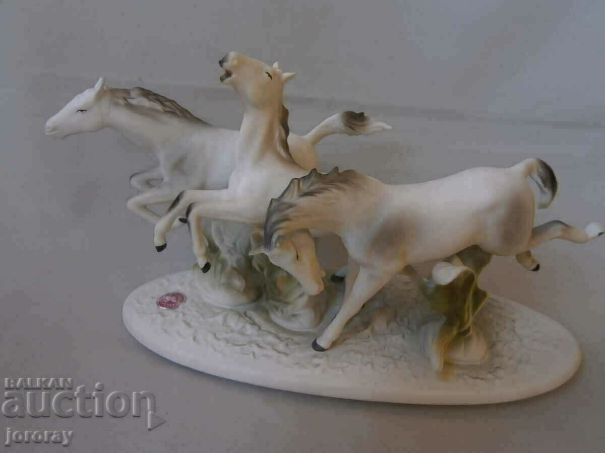 Porcelain figure Romania32x20cm.