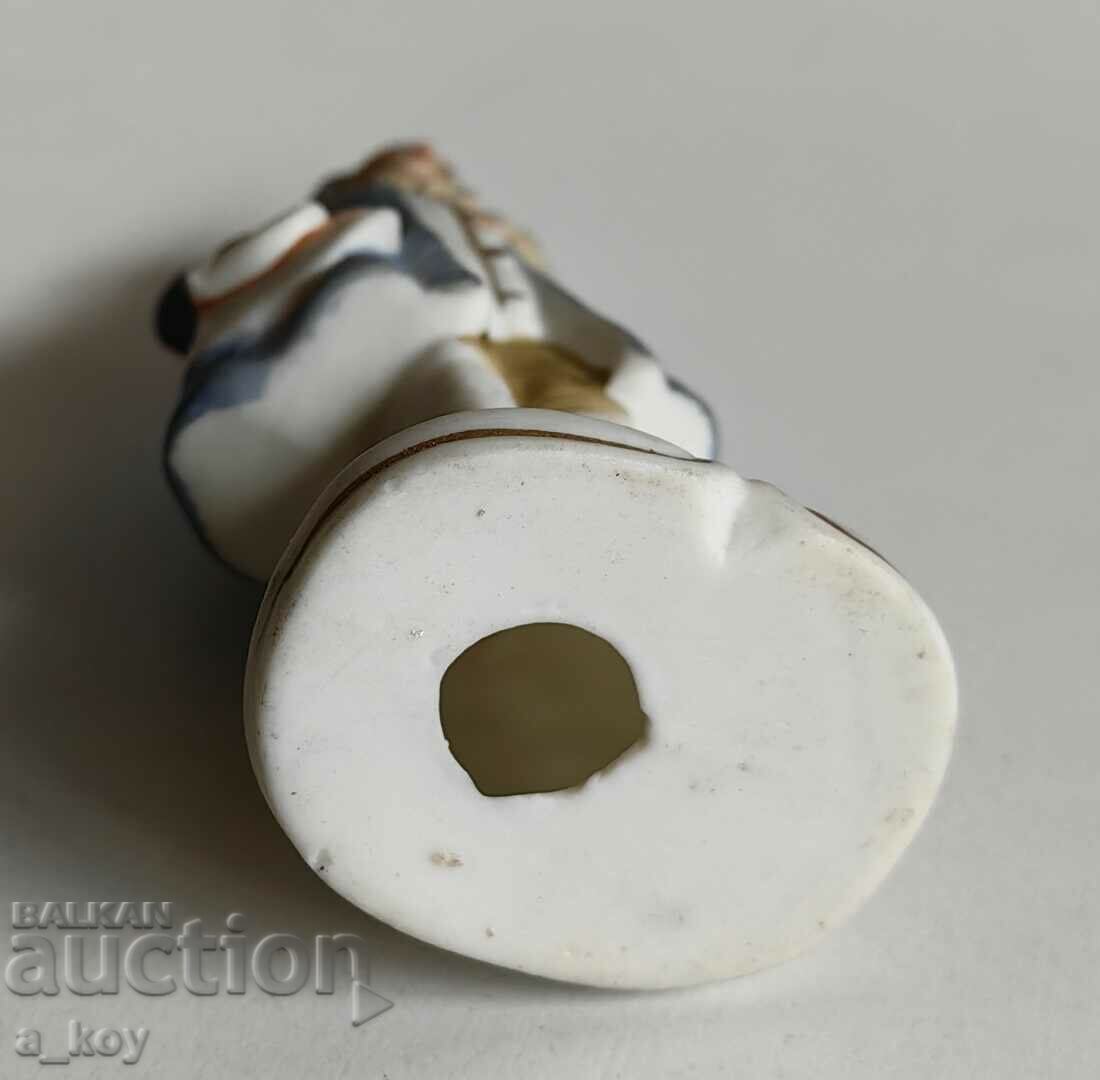 PORCELAIN STATUETTE FIGURE MAN HEALTHY - 5 PORCELAIN STATUETTE FIGURE MAN HEALTHY - 5