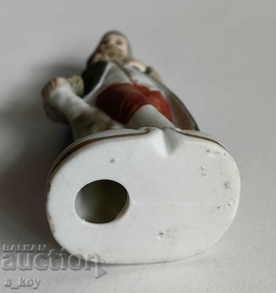 PORCELAIN STATUETTE FIGURE MAN HEALTHY - 5 PORCELAIN STATUETTE FIGURE MAN HEALTHY - 5