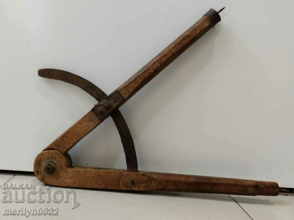 Rigla veche de tâmplărie, riglă, din lemn, primitivă cu preț 49.00 BGN | € 25.05