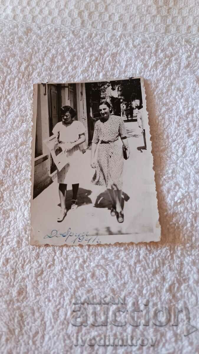 Photo Dobrich Two women on a walk 1941