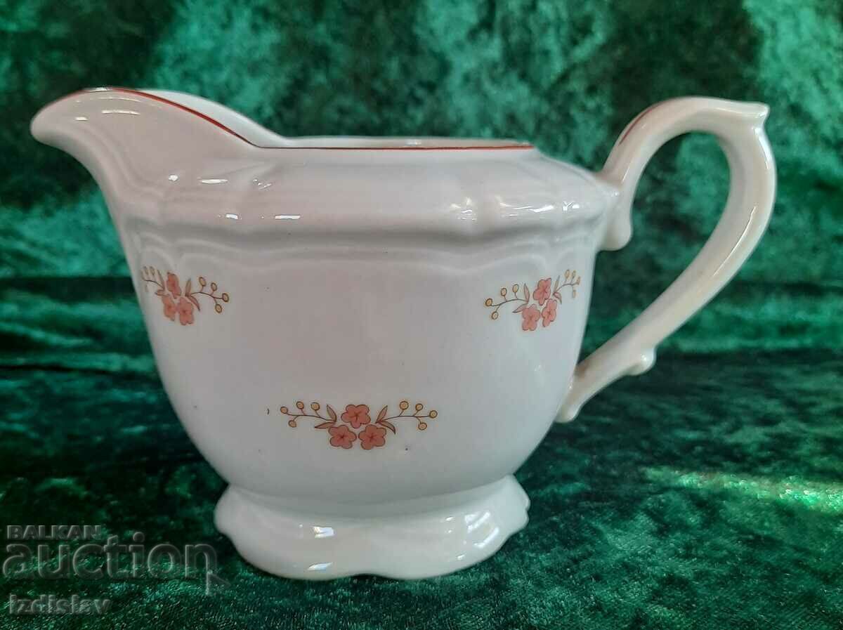 Urcior bulgaresc din portelan pentru lapte sau smantana cu preț 30.00 BGN | € 15.34 Urcior bulgaresc din portelan pentru lapte sau smantana cu preț 30.00 BGN | € 15.34