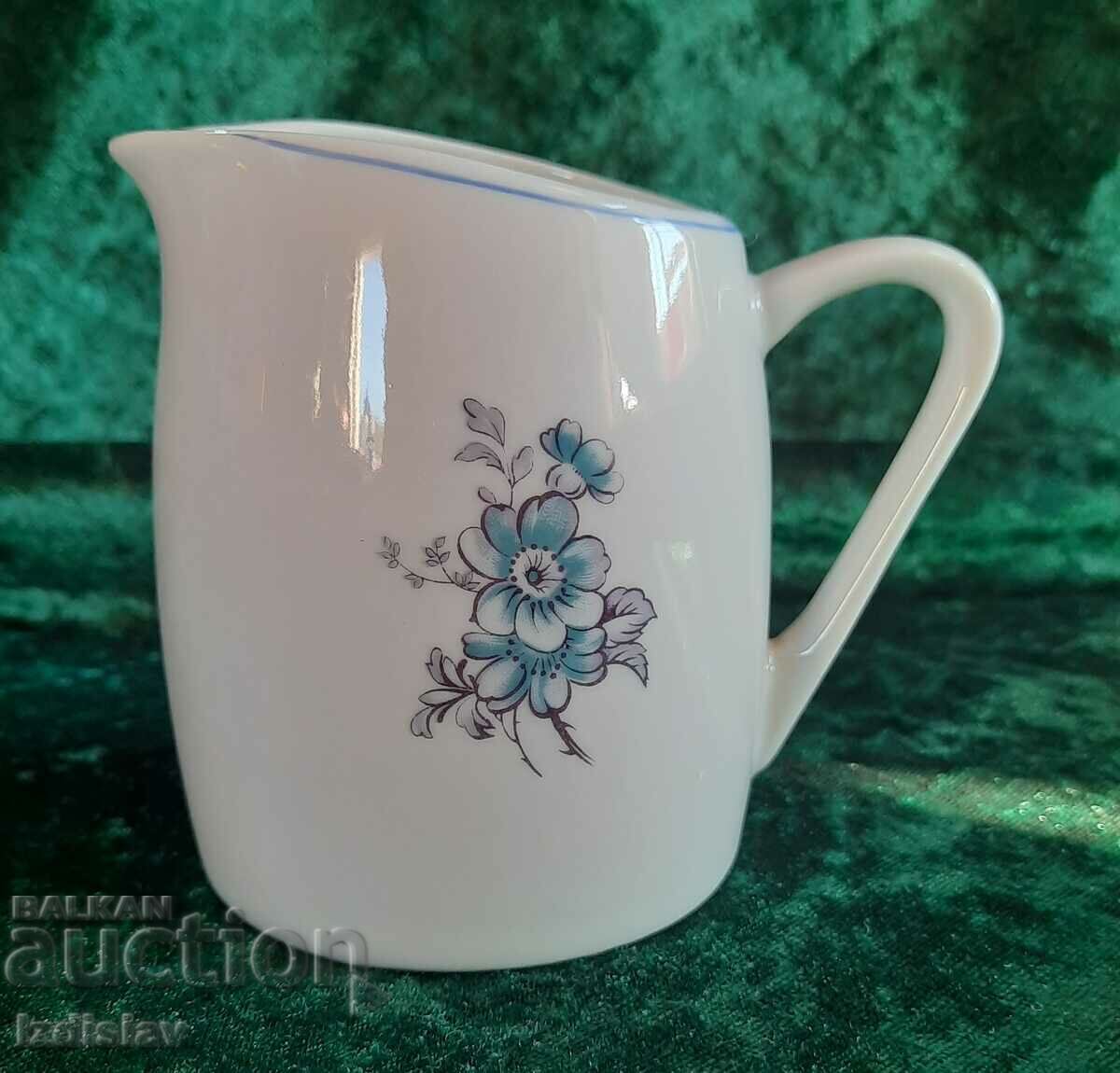 Urcior bulgaresc din portelan pentru smantana sau lapte