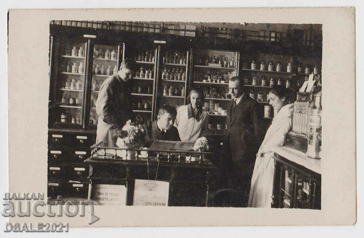 Pleven 1925 interiorul unei farmacii fotografie veche 13,8x8,7cm.