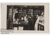 Pleven 1925 interiorul unei farmacii fotografie veche 13,8x8,7cm.