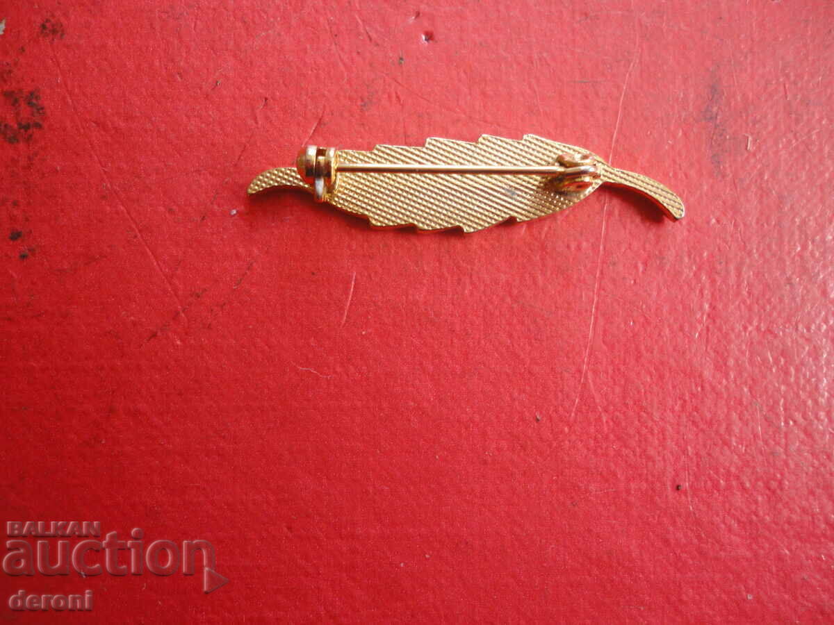 Auction Gilded leaf 50 brooch Auction Gilded leaf 50 brooch
