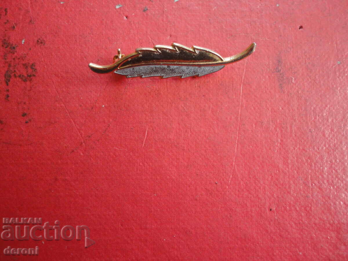 Delivery of Gilded leaf 50 brooch Delivery of Gilded leaf 50 brooch