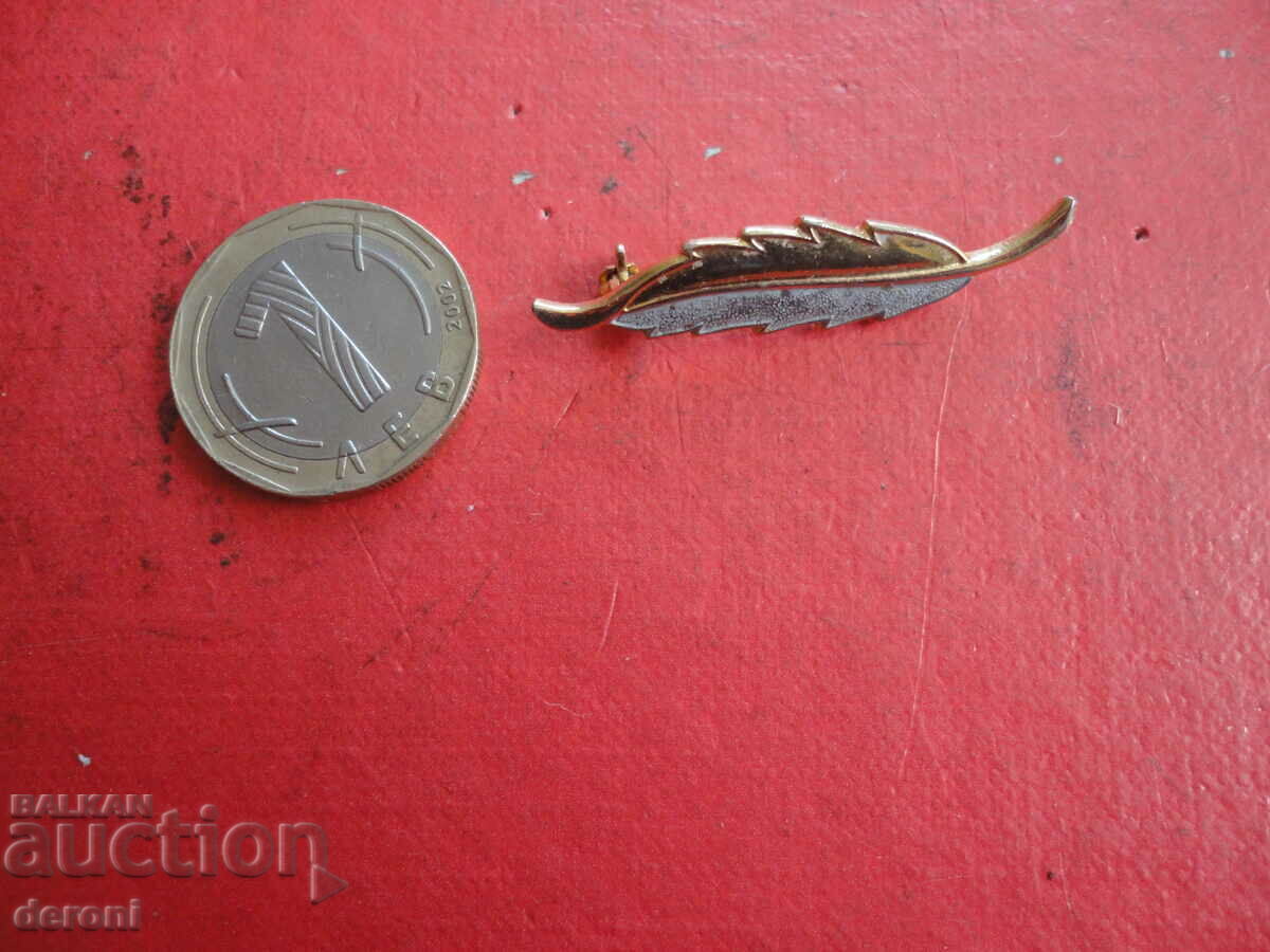 Gilded leaf 50 brooch