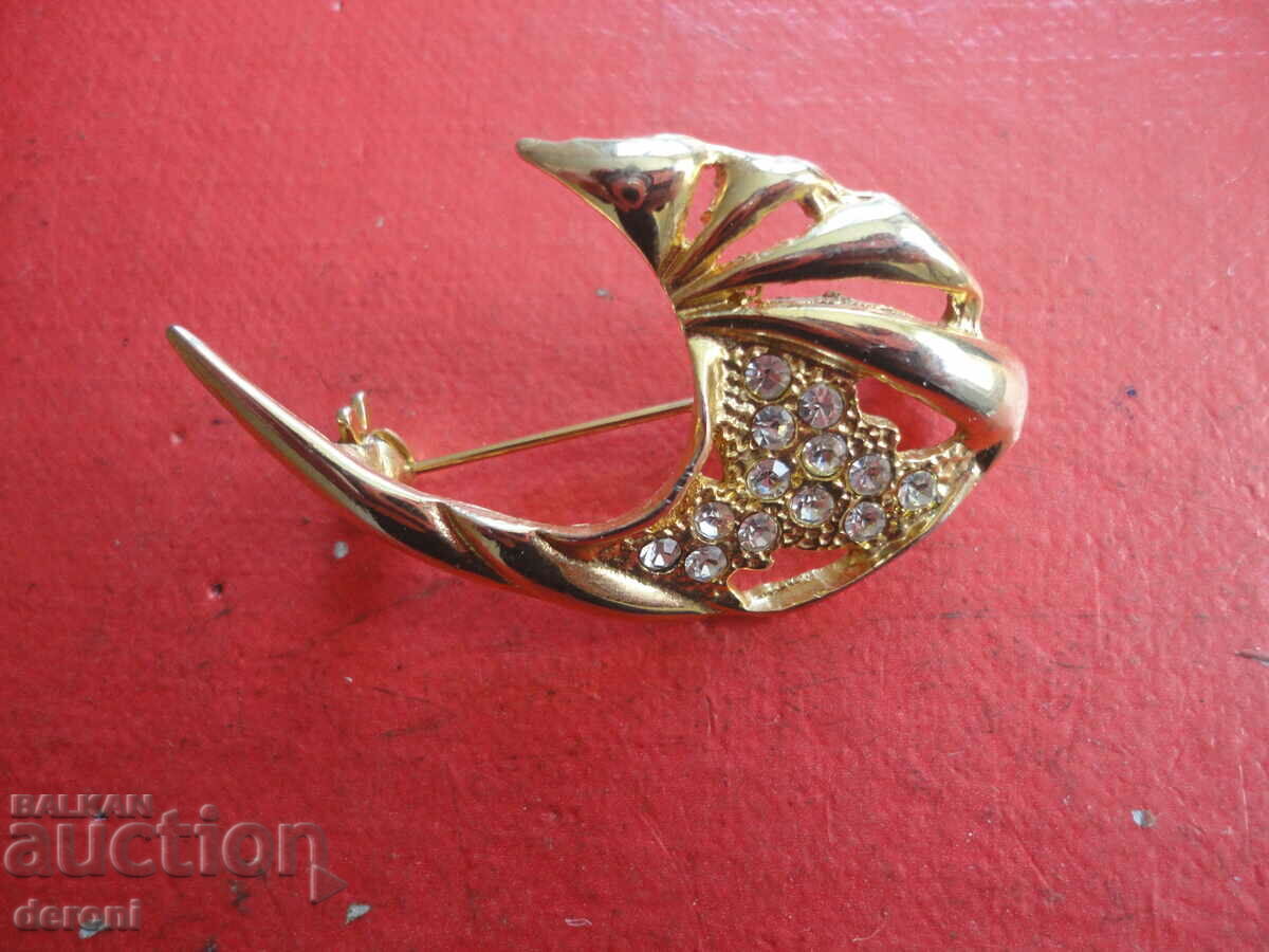 Gold-plated brooch with stones 52 with price 10.00 BGN | € 5.11 Gold-plated brooch with stones 52 with price 10.00 BGN | € 5.11
