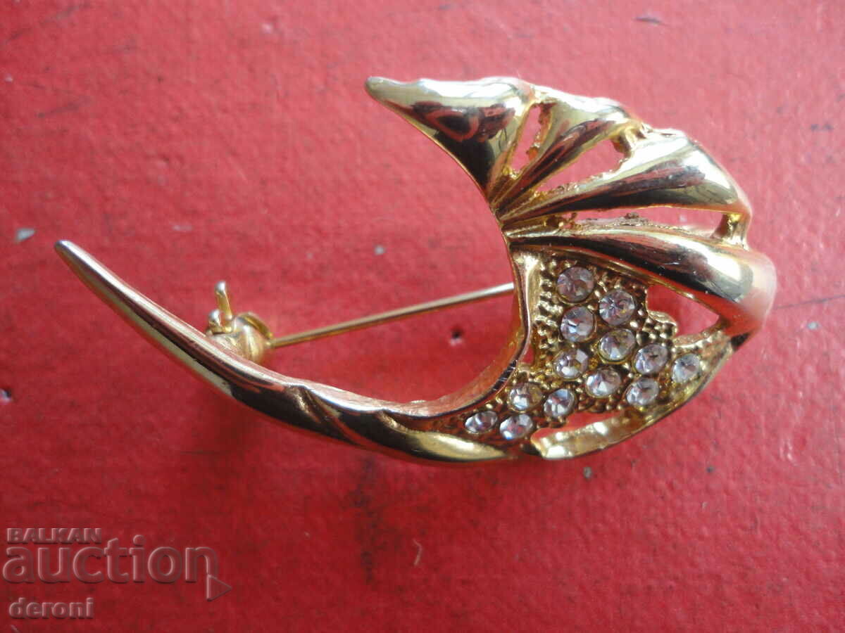 Delivery of Gold-plated brooch with stones 52 Delivery of Gold-plated brooch with stones 52