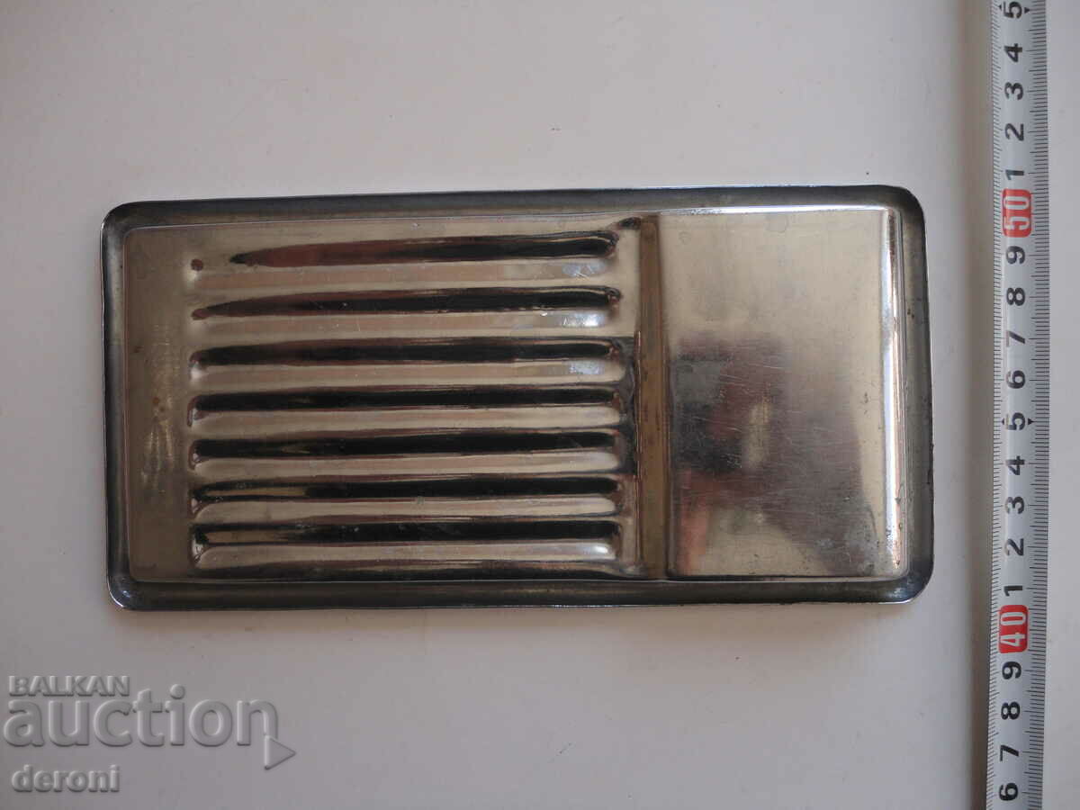 Старинна метална тавичка за медицински инструменти 1 с цена 20.00 лв. | € 10.23 Старинна метална тавичка за медицински инструменти 1 с цена 20.00 лв. | € 10.23