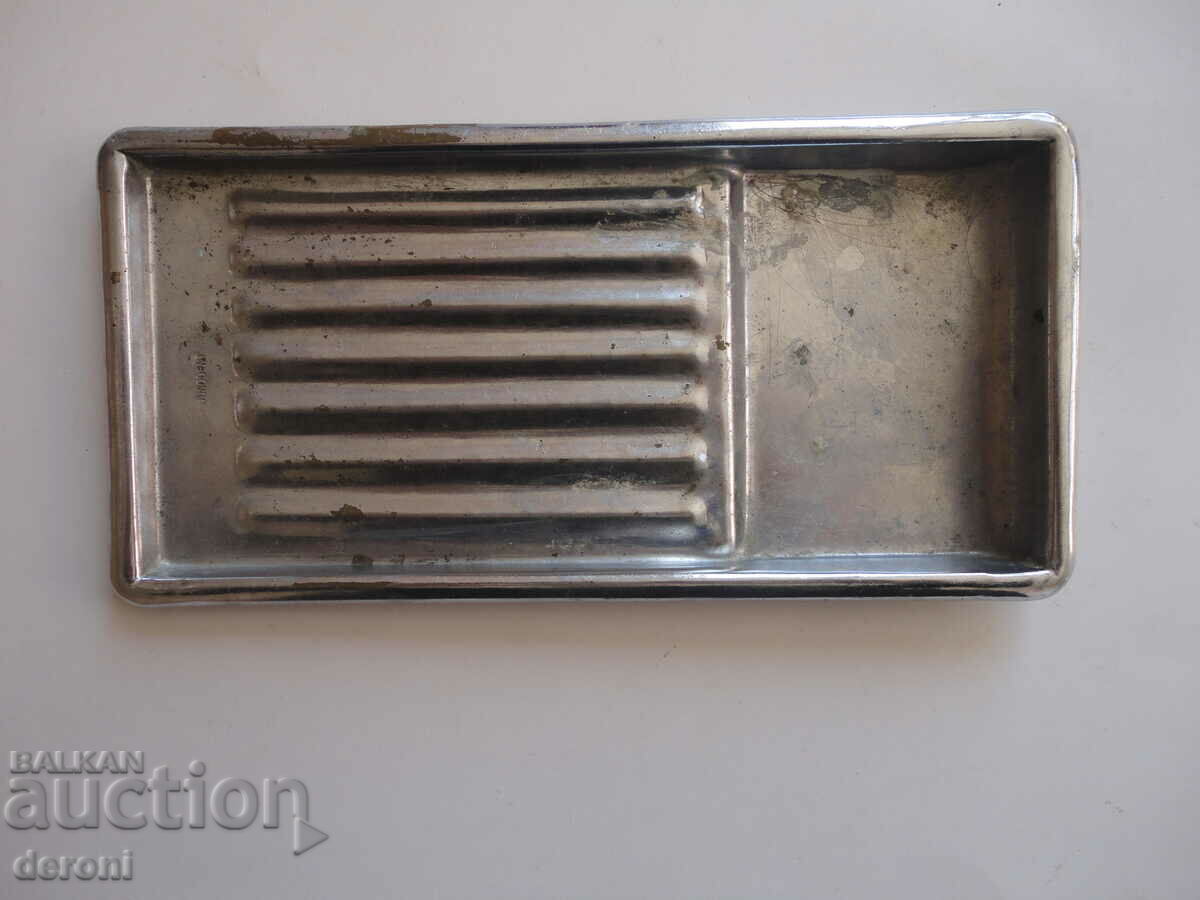 Аукцион Старинна метална тавичка за медицински инструменти 1 Аукцион Старинна метална тавичка за медицински инструменти 1