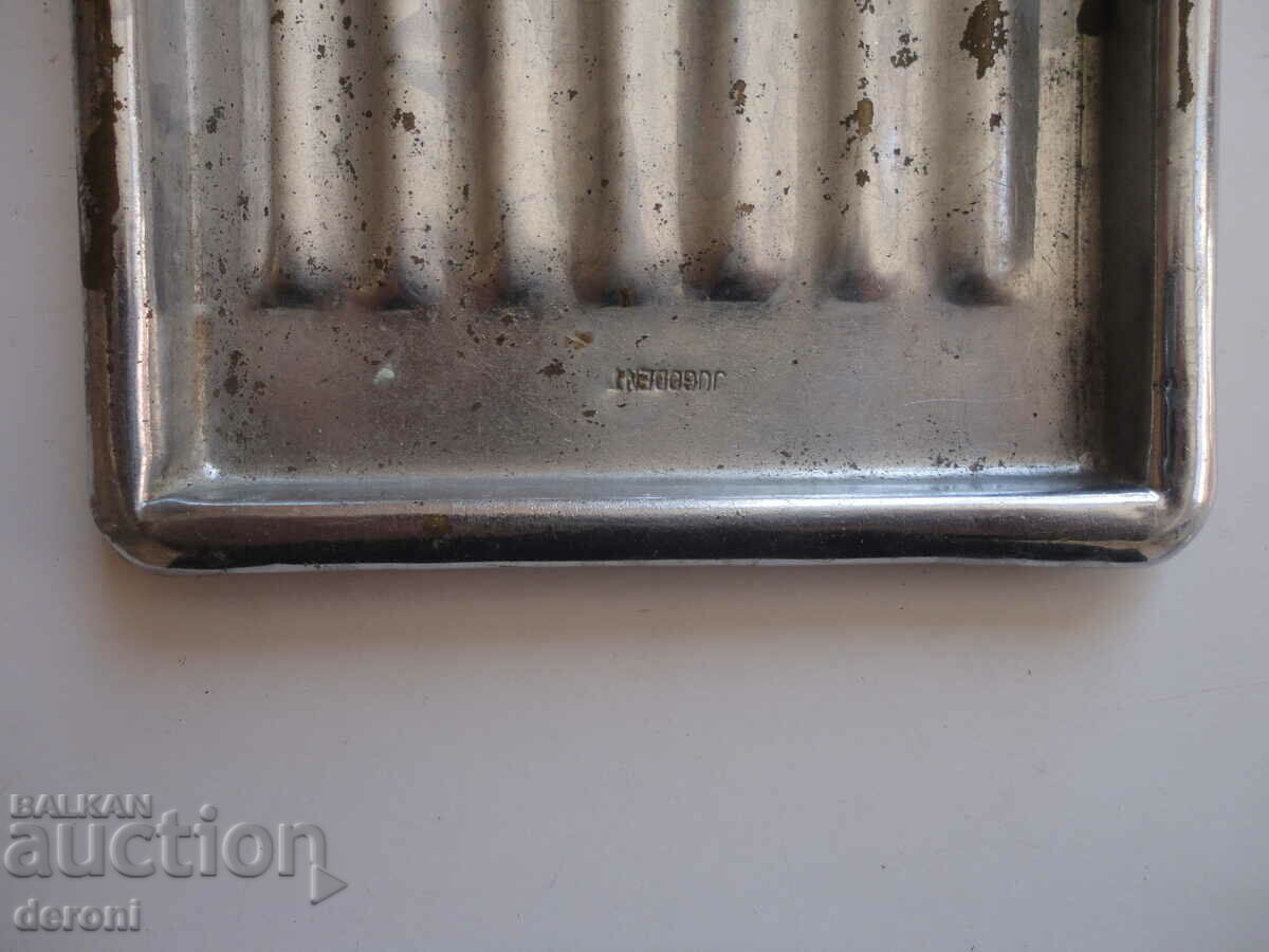 Доставка на Старинна метална тавичка за медицински инструменти 1 Доставка на Старинна метална тавичка за медицински инструменти 1