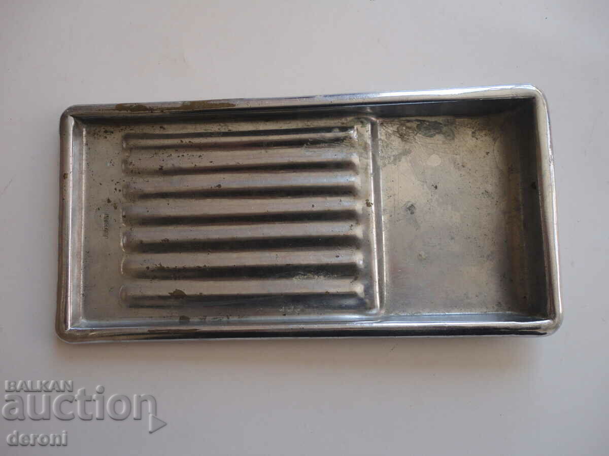 Старинна метална тавичка за медицински инструменти 1 - 6 Старинна метална тавичка за медицински инструменти 1 - 6