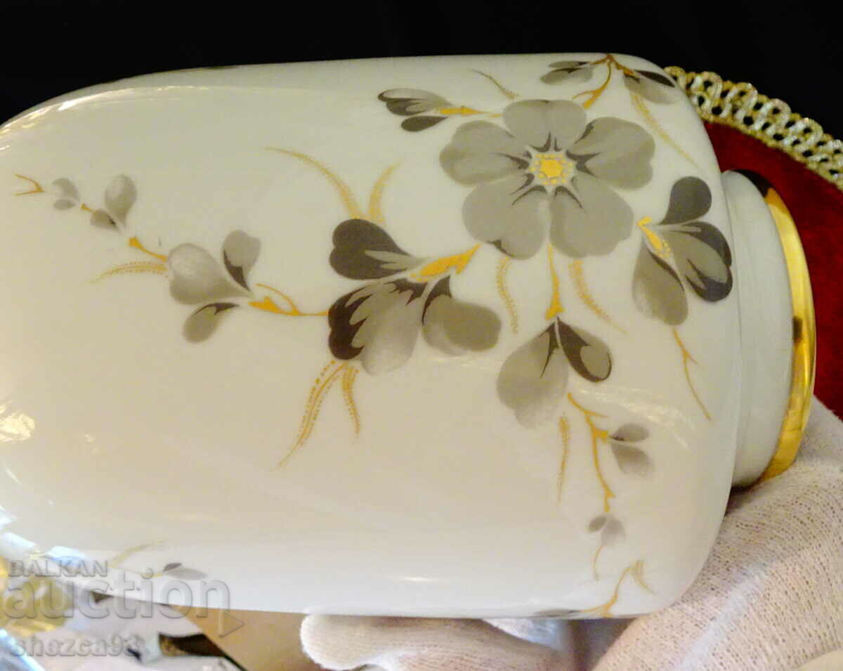 Vase Bavarian porcelain, gold, flowers. with price 36.00 BGN | € 18.41 Vase Bavarian porcelain, gold, flowers. with price 36.00 BGN | € 18.41