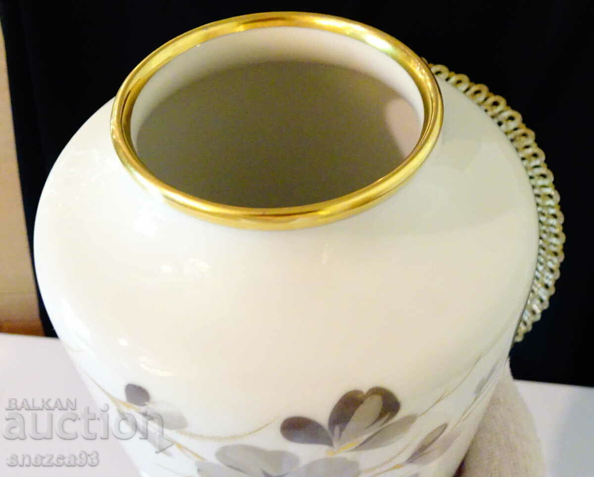 Delivery of Vase Bavarian porcelain, gold, flowers. Delivery of Vase Bavarian porcelain, gold, flowers.