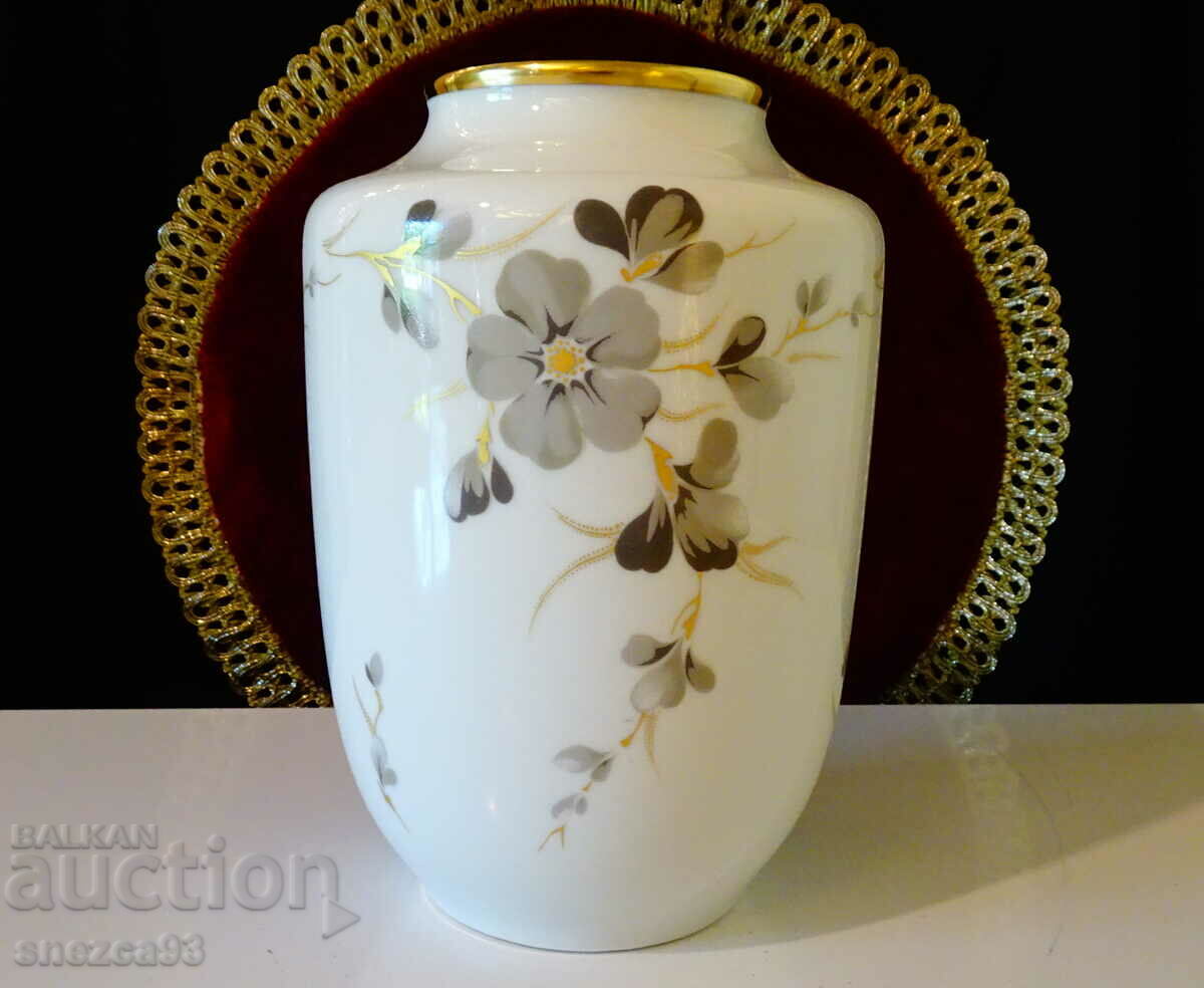 Vase Bavarian porcelain, gold, flowers.