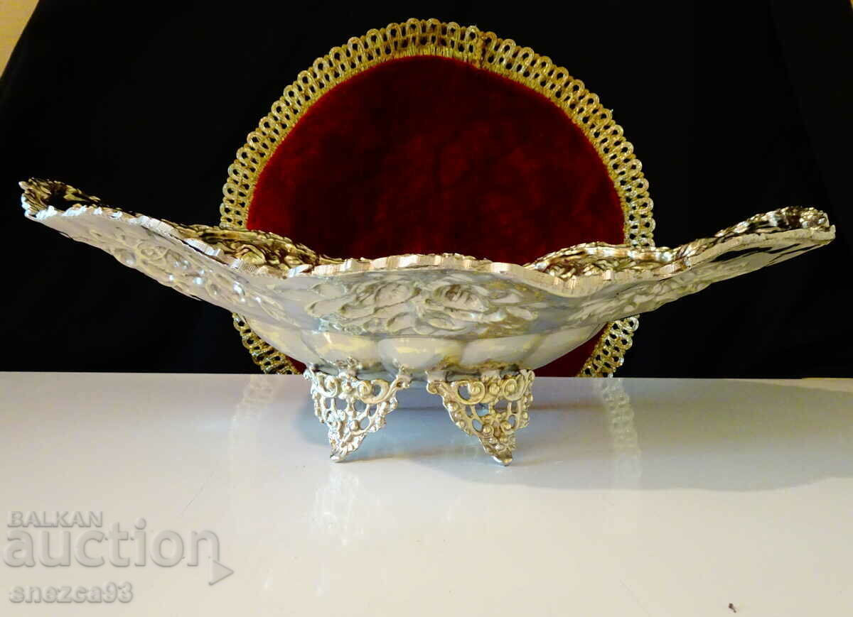 Ψηλή ασημένια μπρούτζινη φρουτιέρα 36 εκ., ανάγλυφα τριαντάφυλλα με τιμή 299.00 BGN | € 152.88 Ψηλή ασημένια μπρούτζινη φρουτιέρα 36 εκ., ανάγλυφα τριαντάφυλλα με τιμή 299.00 BGN | € 152.88