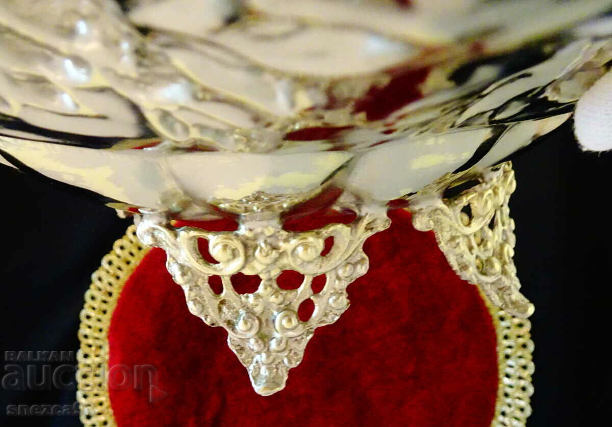 Δημοπρασία Ψηλή ασημένια μπρούτζινη φρουτιέρα 36 εκ., ανάγλυφα τριαντάφυλλα Δημοπρασία Ψηλή ασημένια μπρούτζινη φρουτιέρα 36 εκ., ανάγλυφα τριαντάφυλλα