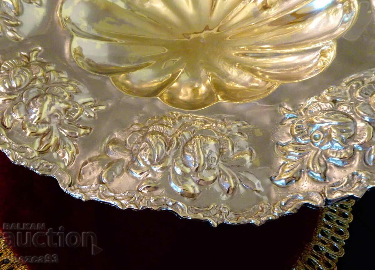 Παράδοση Ψηλή ασημένια μπρούτζινη φρουτιέρα 36 εκ., ανάγλυφα τριαντάφυλλα Παράδοση Ψηλή ασημένια μπρούτζινη φρουτιέρα 36 εκ., ανάγλυφα τριαντάφυλλα