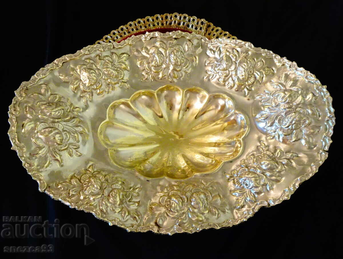 Ψηλή ασημένια μπρούτζινη φρουτιέρα 36 εκ., ανάγλυφα τριαντάφυλλα Ψηλή ασημένια μπρούτζινη φρουτιέρα 36 εκ., ανάγλυφα τριαντάφυλλα