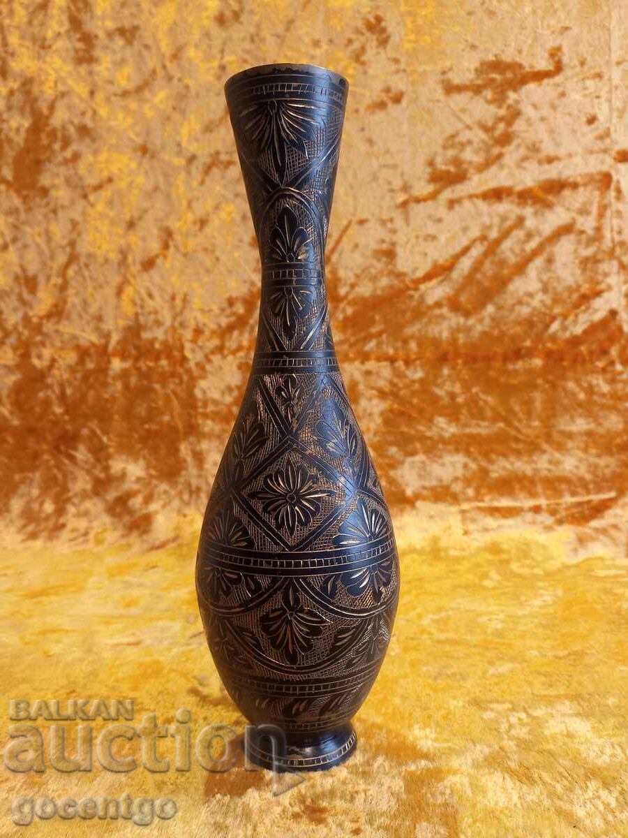 BRONZE VASE HAND ENGRAVED 400 GR 28 CM