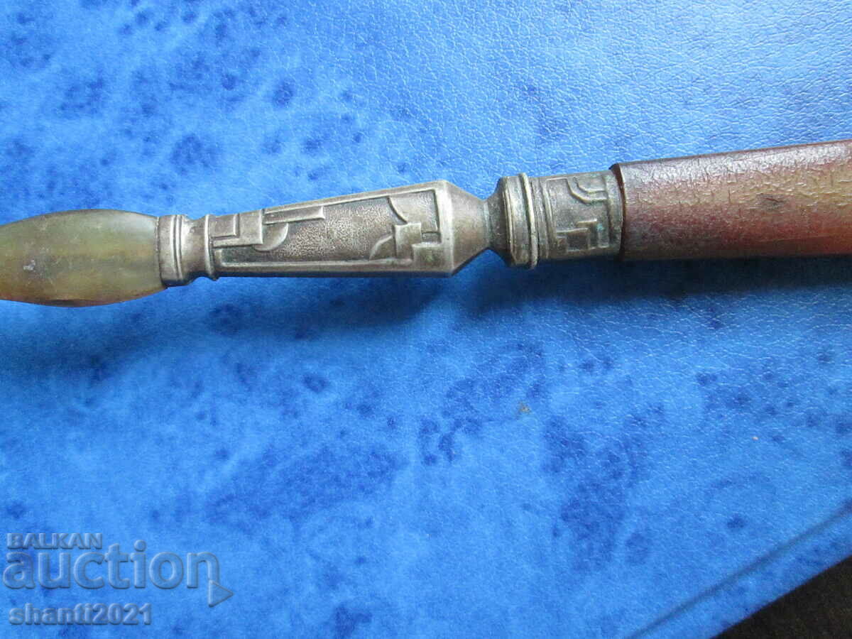Auction  A very old horn spoon