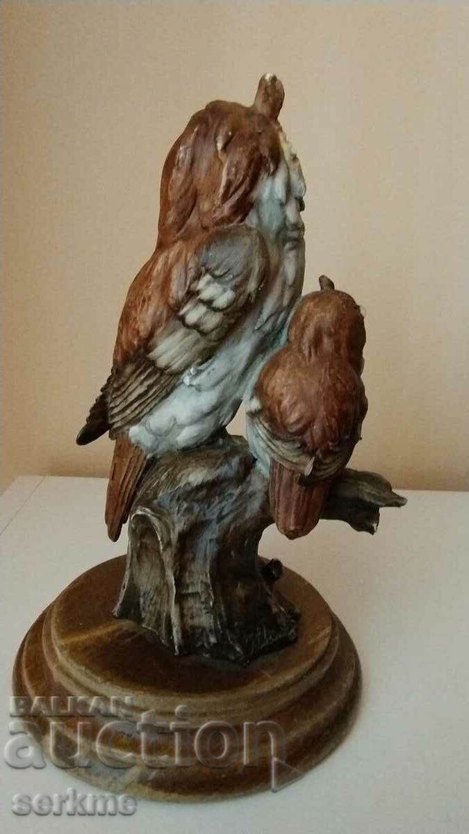 Auction Polyresin figure. Auction Polyresin figure.