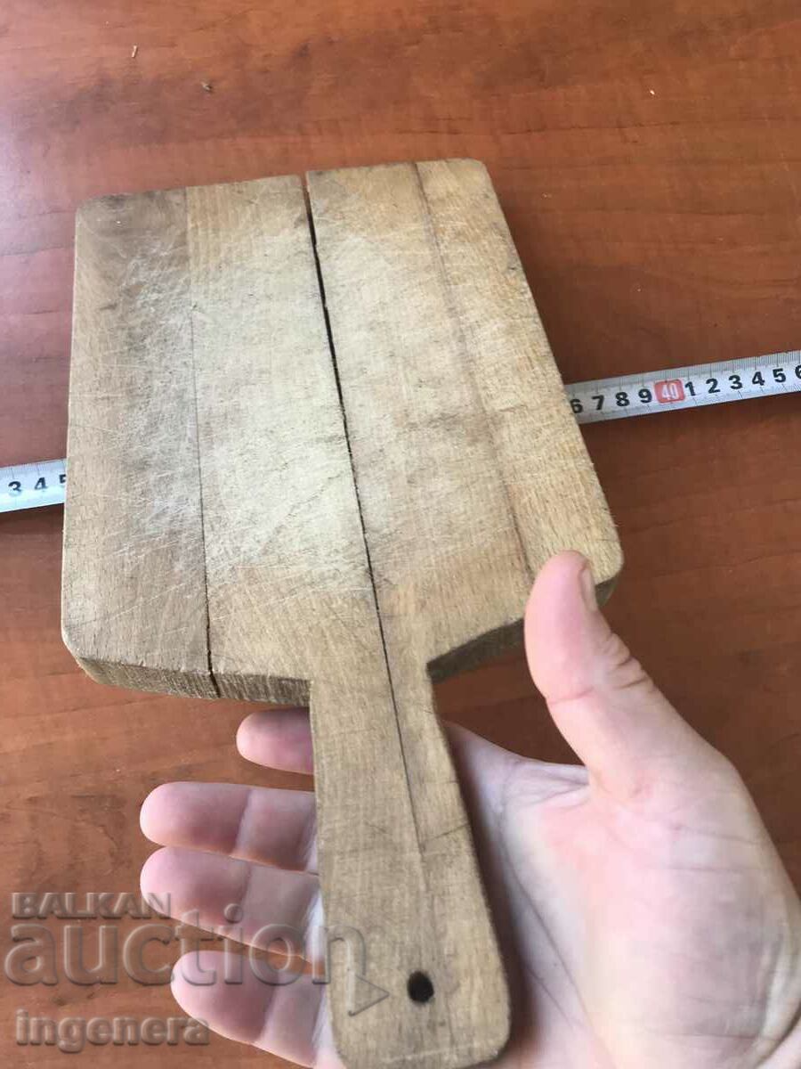 Delivery of BREAD BOARD FOR APPETIZERS AND STEAKS WOOD OLD Delivery of BREAD BOARD FOR APPETIZERS AND STEAKS WOOD OLD