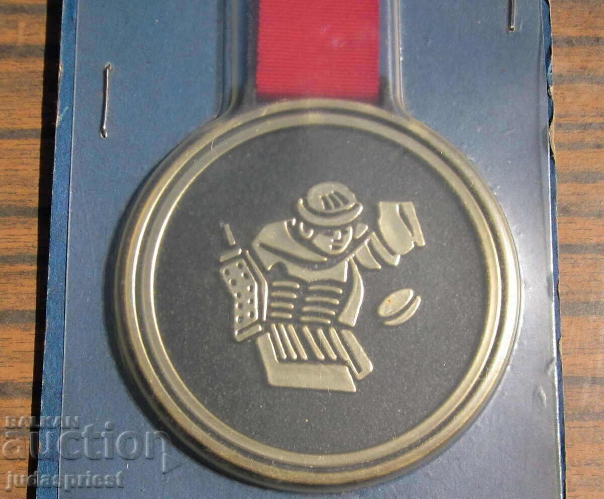 Auction  ice hockey Russian souvenir gold puck from 1986