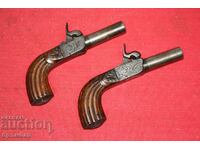 A pair of capsules. Set of 2 small capsule guns.