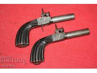 A pair of capsules. Set of 2 small capsule guns. *1