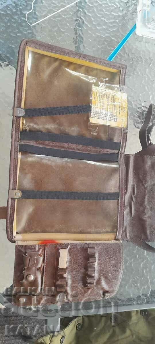 Офицерска кожена чанта с инициали с цена € 25.50 | 49.87 лв. Офицерска кожена чанта с инициали с цена € 25.50 | 49.87 лв.