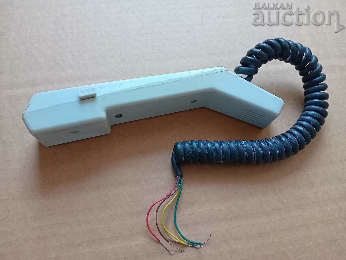 Ακουστικό σωλήνα με μικρόφωνο και κουμπί από τον ραδιοφωνικό σταθμό του Υπουργείου Εσωτερικών της δεκαετίας του '70 με τιμή 21.00 BGN | € 10.74 Ακουστικό σωλήνα με μικρόφωνο και κουμπί από τον ραδιοφωνικό σταθμό του Υπουργείου Εσωτερικών της δεκαετίας του '70 με τιμή 21.00 BGN | € 10.74