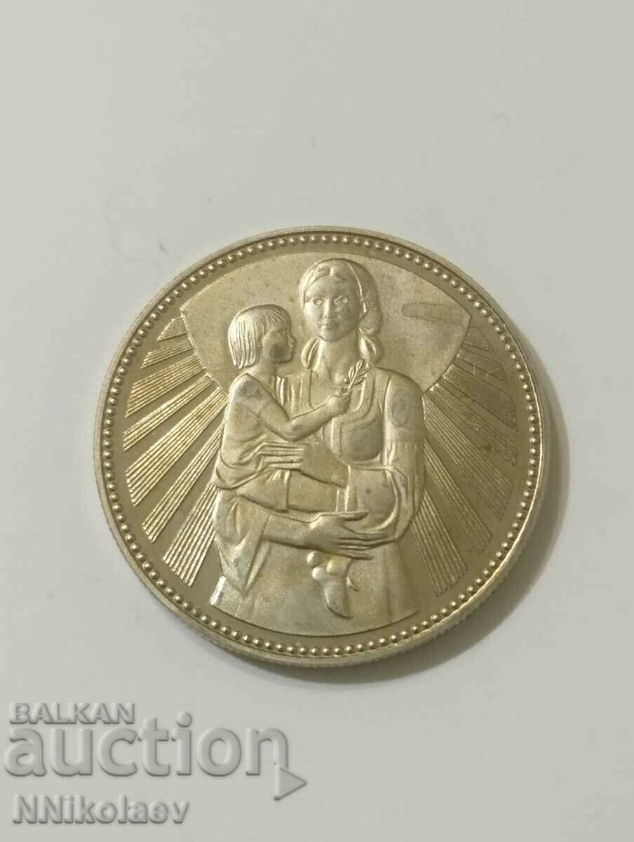 2 BGN 1981. Mother with child with price 12.00 BGN | € 6.14 2 BGN 1981. Mother with child with price 12.00 BGN | € 6.14